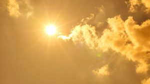 Imagem do céu com o sol ardente