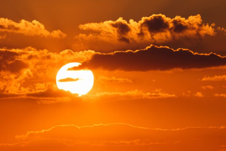 Sol quente demonstrando calor intenso