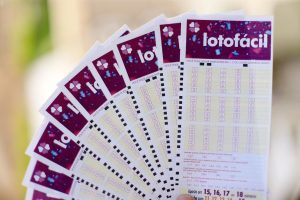 Dentre as loterias da CEF, a Lotofácil é a que apresenta a maior probabilidade de se acertar mais números do voltante.