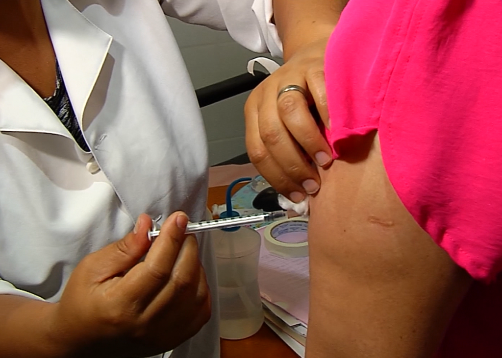 Pessoa sendo vacinada em uma unidade de saúde