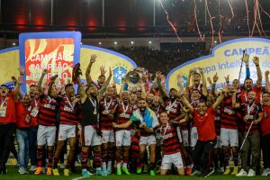 Jogadores do Flamengo levantando a taça da Copa do Brasil 2022