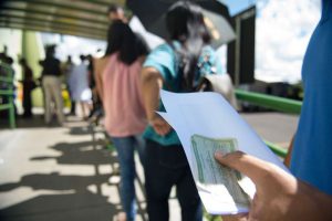 Eleitores em fila para regularizar o título de eleitor