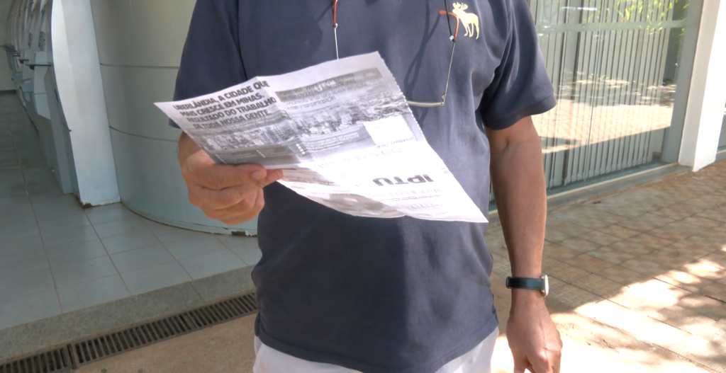 Cidadão segurando boleto do IPTU Uberlândia