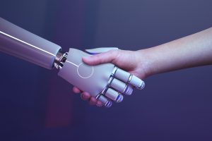 Humano apertando a mão de um robô
