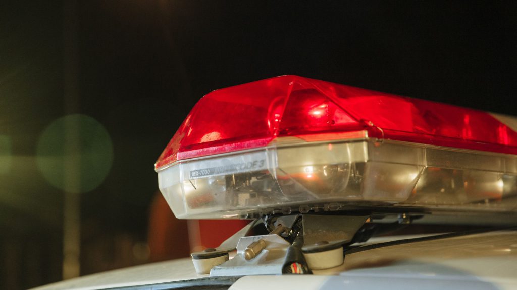 Agressor é contido pelo pai durante tentativa de feminicódio - Crédito: Freepik Polícia Militar foi acionada para ocorrência de jovem atropelado