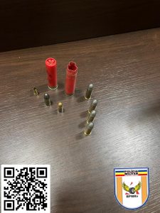Várias munições de diferentes calibres apreendidas durante ação da polícia em Patos de Minas.