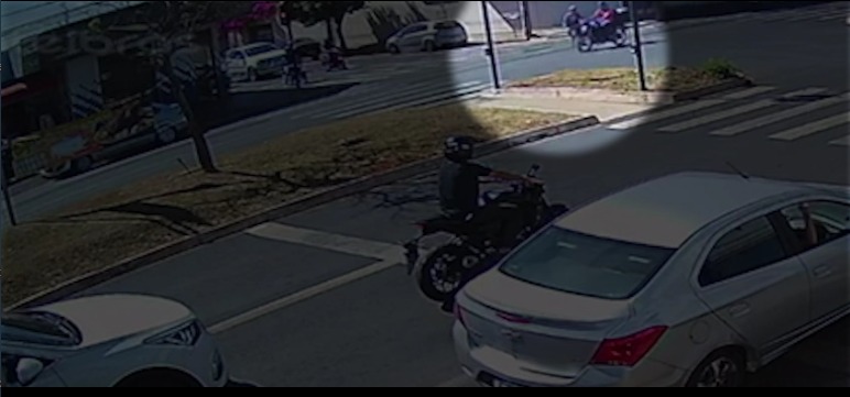 Acidente entre ciclista e moto aconteceu no sábado de manhã, no bairro Santa Mônica. 