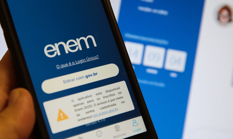 Celular apresenta tela de abertura do aplicativo do Enem