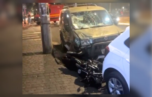 Acidente entre carro e moto aconteceu próximo a Universidade Federal de Uberlândia (UFU)