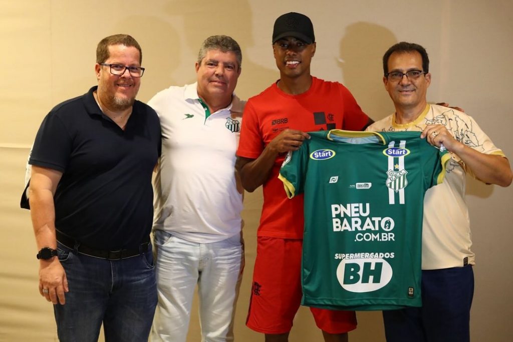 Bruno Henrique sendo presenteado com uma camisa do UEC