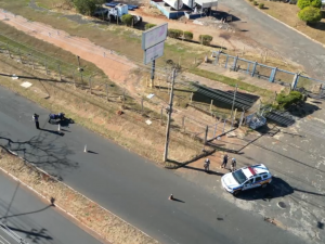 Imagem aérea mostrando viatura da polícia militar e a moto envolvida no acidente