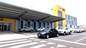 Carros estacionados na frente de aeroporto