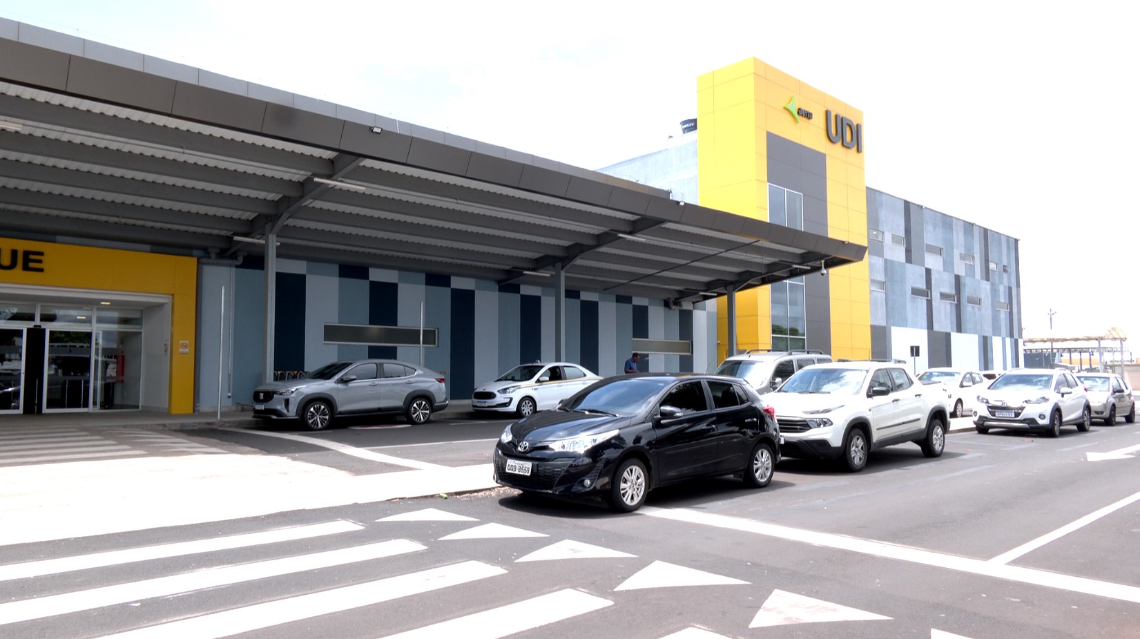 Carros estacionados na frente de aeroporto onde a LATAM umentou o número de voos