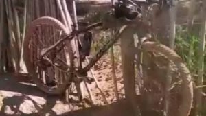 Bicicleta quebrada após acidente com ciclista.