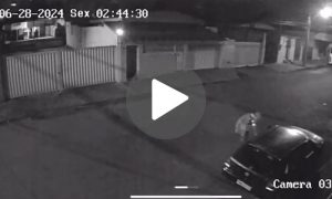 Botão de play e o suspeito do crime em Uberlândia a direita furtando um veículo