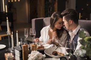 Casal em um jantar de comemoração ao Dia dos Namorados