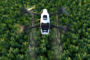 Drone pulverizando fertilizante em plantas verdes vegetais Tecnologia agrícola Automação agrícola.