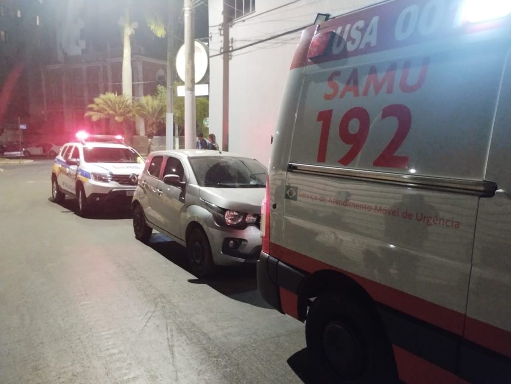 Carro do SAMU e da polícia Militar de Minas Gerais no momento que foram socorrer o homem com parada cardíaca