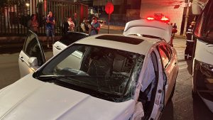 Carro após acidente com ônibus em Patos de Minas