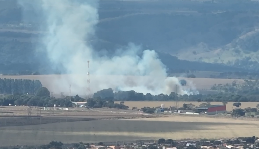 Fumaça vista de longe devido a incêndio às margens de rodovia