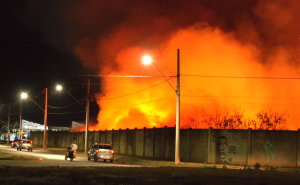 Terreno em chamas no bairro Morumbi, em Uberlândia