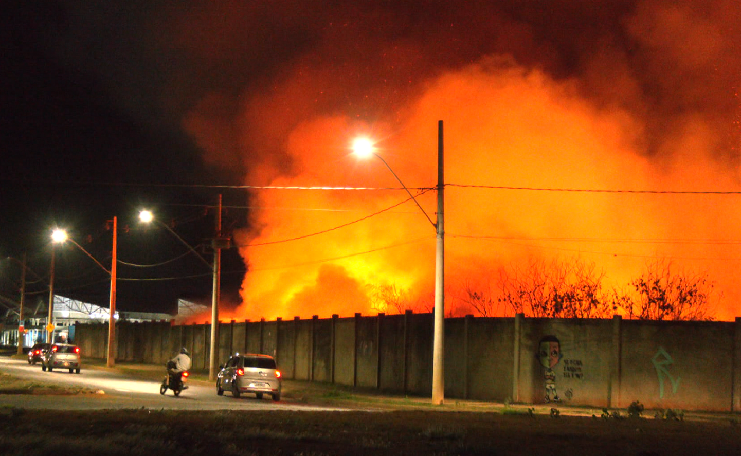 Incêndio em terreno no bairro Morumbi em Uberlândia