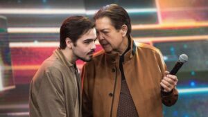 João Gulherme ao lado de Faustão durante um momento descontraído do programa.