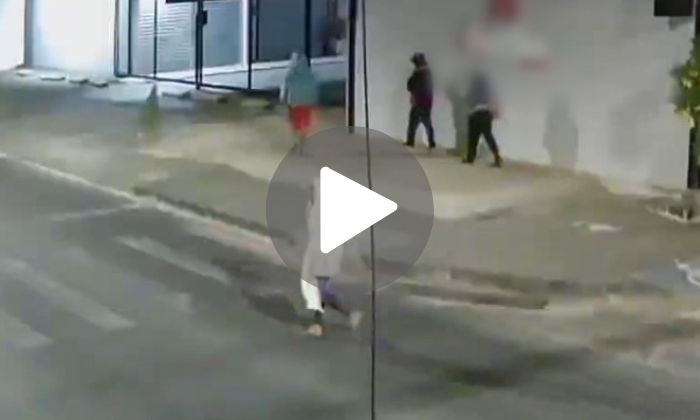 Câmeras mostram o momento da invasão de criminosos a uma loja antes do furto
