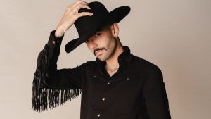 Luan Pereira com roupa preta de franjas.
