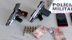 Duas armas, munições, celulares e dinheiro apreendidos pela Polícia Militar