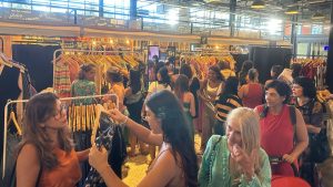 mulheres comprando durante a última edição da feira com moda sustentável.