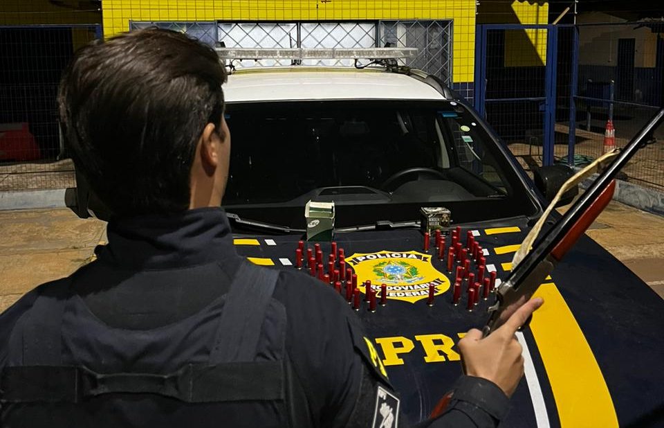 Motorista de ônibus detido com arma na BR-365 em Patos de Minas