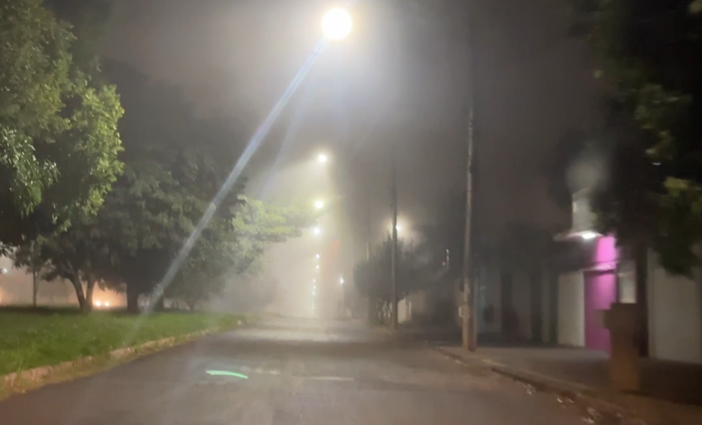 Imagem de rua com névoa