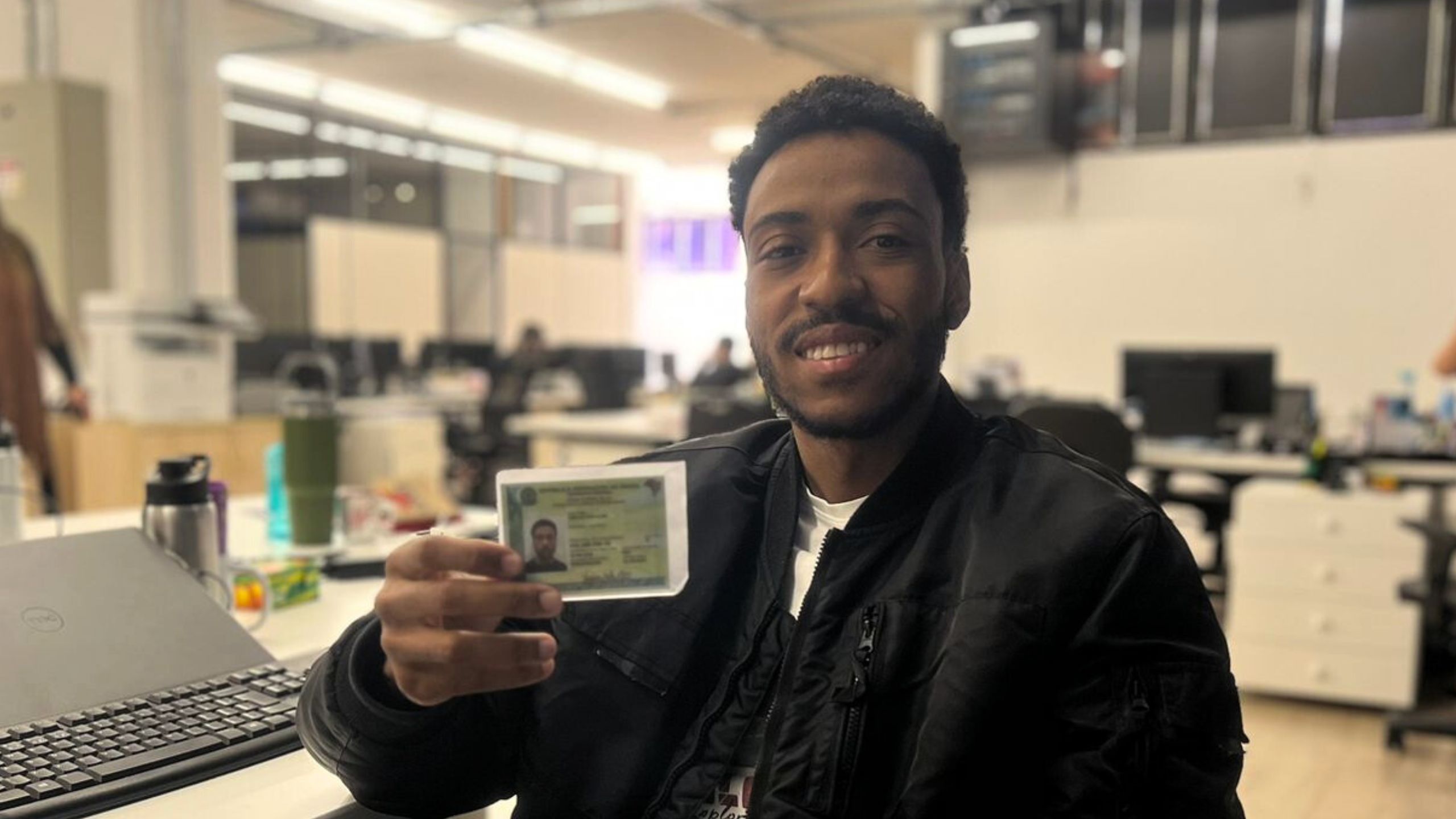 Cidadão de Uberlândia segurando carteira de identidade nacional