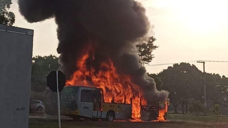 Ônibus do transporte urbano em Uberlândia incendiados