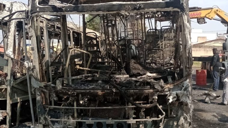 Ônibus do transporte urbano em Uberlândia incendiados