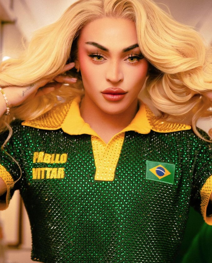 Foto da cantora com uma camiseta do Brasil