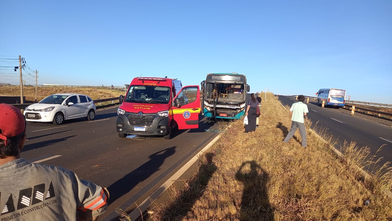 acidente com passageiros de ônibus em Uberlândia na BR-365
