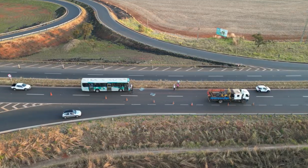 Passageiros ficam feridos em acidente entre ônibus e caminhão em Uberlândia
