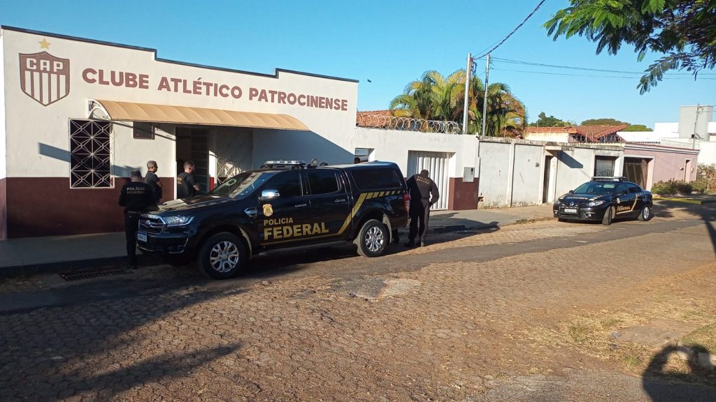 Parede escrito Patrocinense e a viatura da Polícia Federal na frente