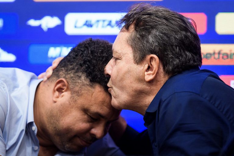 Empresário Pedro Lourenço beija a testa de Ronaldo Fenomeno durante coletiva da troca de comando do Cruzeiro