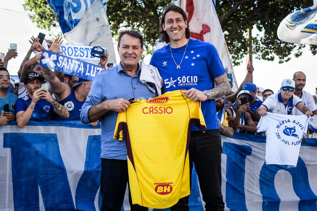 Pedro Lourenço e Cássio segurando a camisa amarela do Cruzeiro