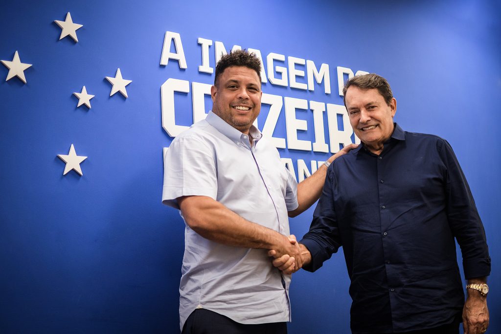 Pedro Lourenço, dono do Cruzeiro, cumprimenta Ronaldo Fenomeno