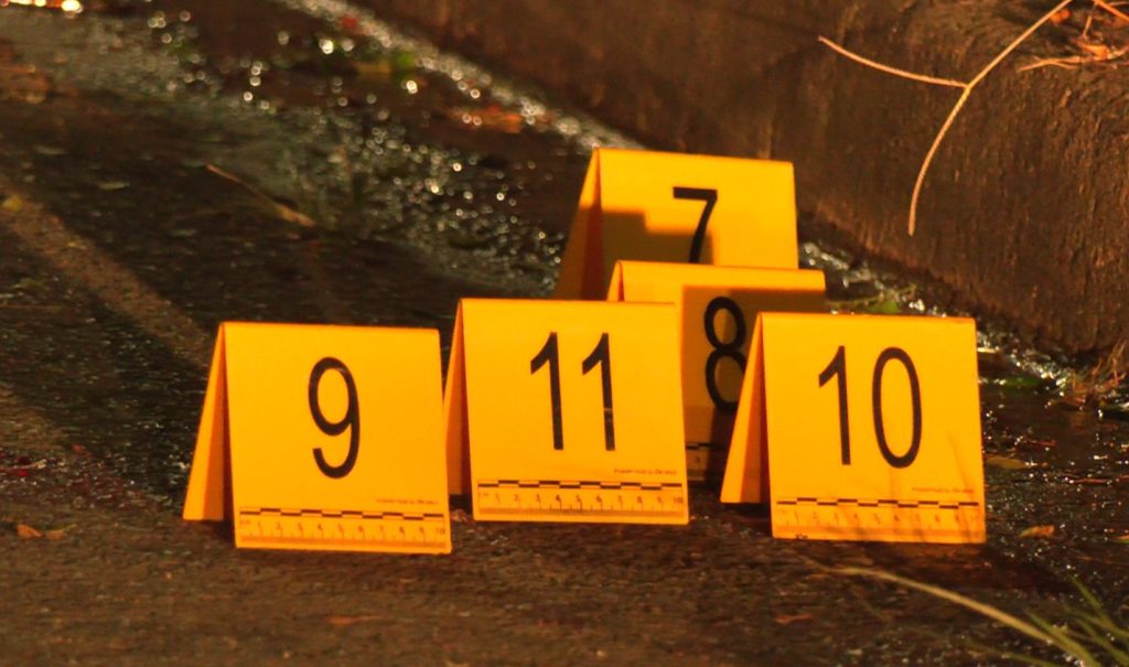 plaquinhas amarelas com números pretos indicam o trabalho da perícia da Polícia Civil no caso de briga de trânsito.