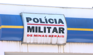 Brasão escrito "Polícia Militar de Minas Gerais"