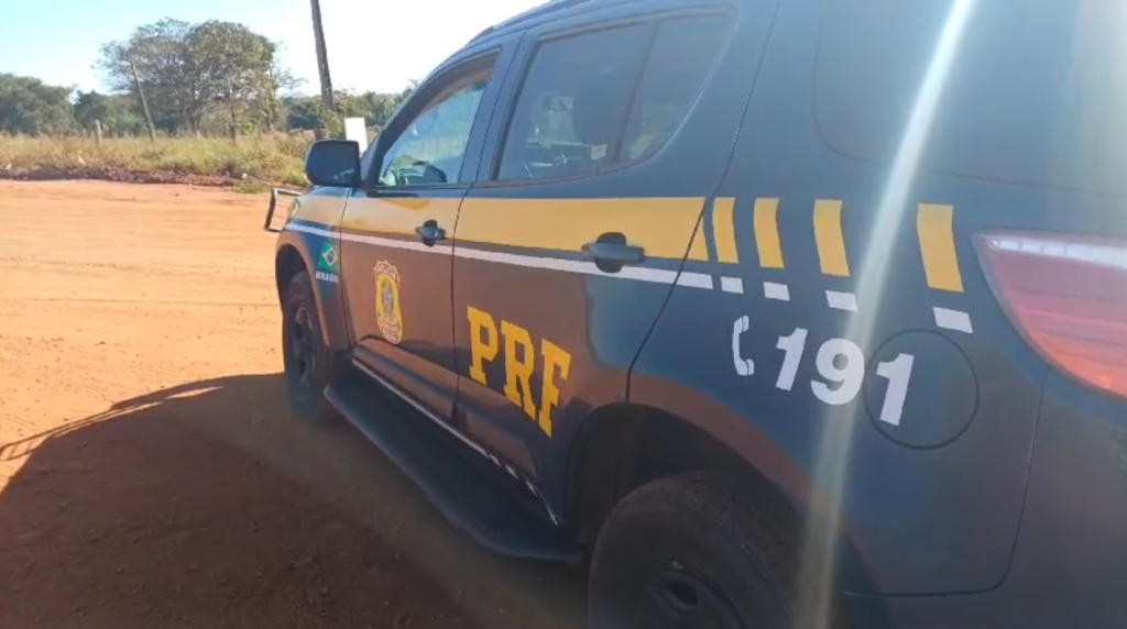 Viatura da Polícia Rodoviária Federal fez a abordagem em uma estrada vicinal