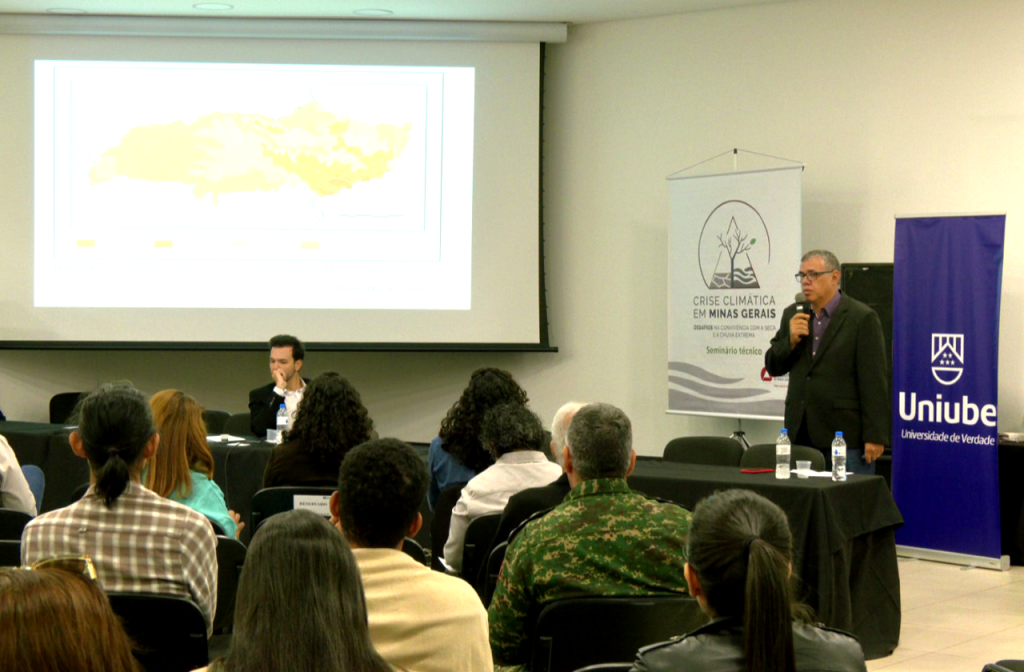 Professor Paulo Cezar palestrando durante o evento em Uberlândia