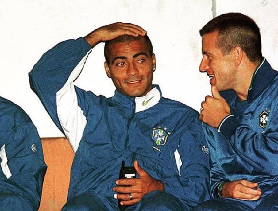 Romário, do lado esquerdo, e Dunga, do lado direito, vestidos com a blusa de frio da seleção. O assunto 'apartamento de Romário' não vem de agora