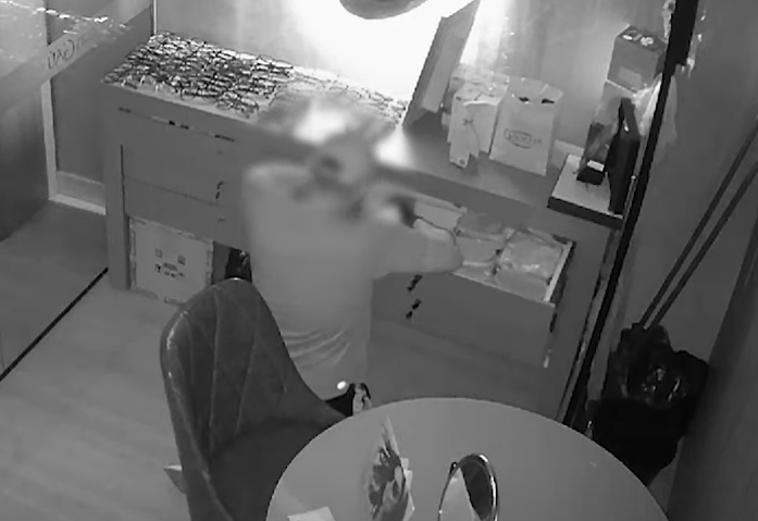 Homem flagrado por câmera de segurança furtando uma joalheria