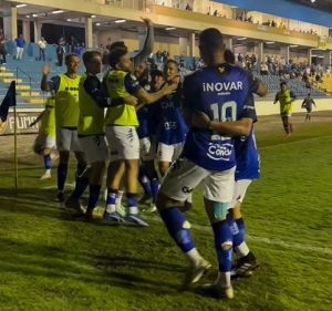 Jogadores do São José-SP comemorando gol contra a Patrocinense